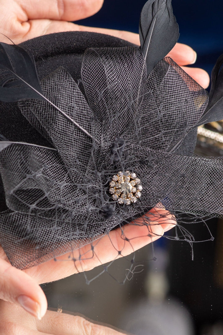 FASCINATOR HAT WITH SINAMAY AND FEATHERS - OlhaHeadband